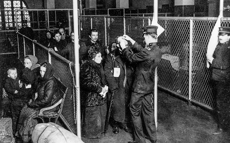 Augenuntersuchung auf Ellis Island, New York, circa 1913. Wer unter Trachom litt, durfte nicht einreisen. (Foto)