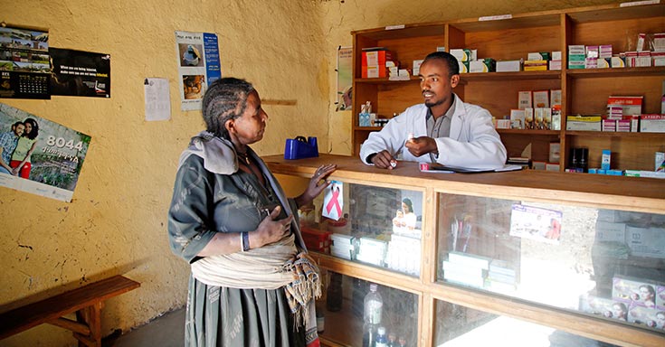 Abiy Worku ersetzt in seinem Dorf sozusagen den Arzt. An Markttagen ist in seiner Apotheke und der kleinen Klinik besonders viel los. (Foto)