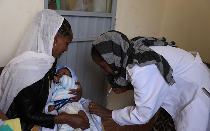 Baby bei Tetanus Impfung: Tetanus gilt bei Neugeborenen und Müttern in Äthiopien seit 2017 als eliminiert. Dieser Erfolg konnte nur durch großflächige Versorgung mit Impfstoffen erreicht werden. (Foto)