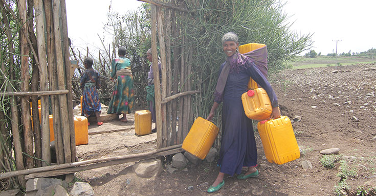 Frauen am Weg zum Brunnen in Derra (Foto)