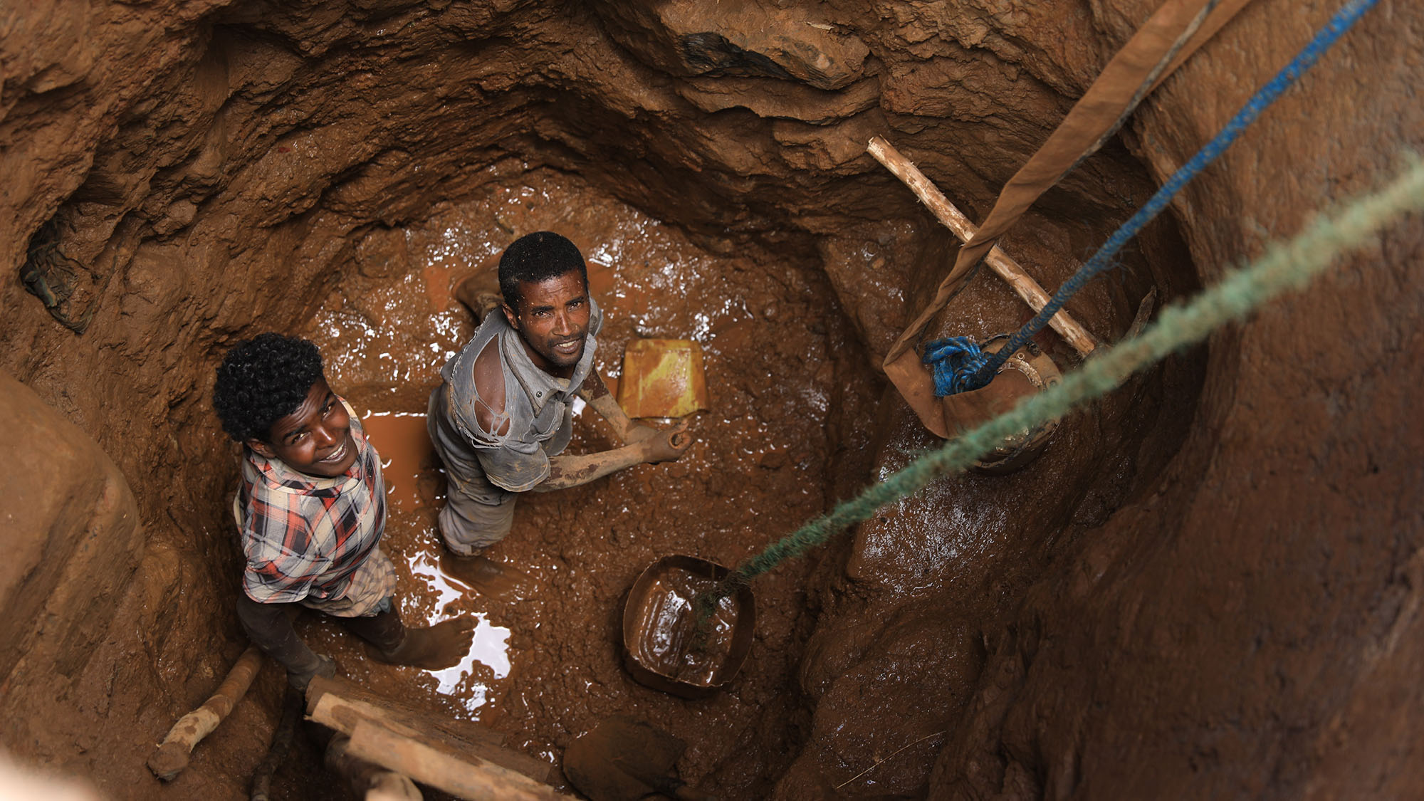 Zwei Männer im Brunnen beim Brunnenbau (Foto)