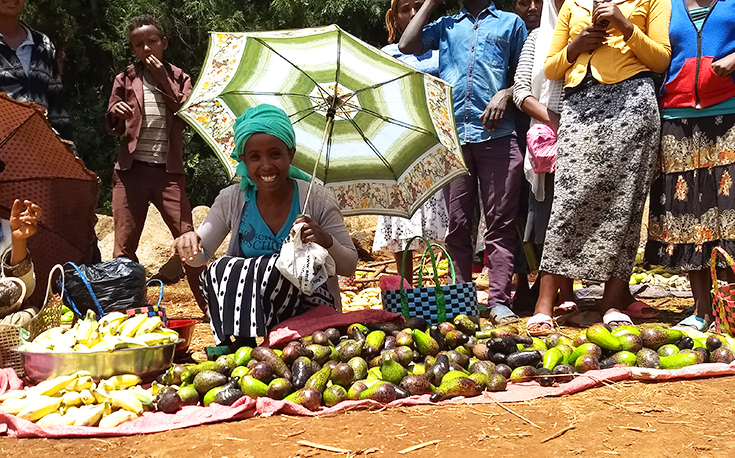 Agerash am Markt, wo sie Avocados verkauft (Foto)